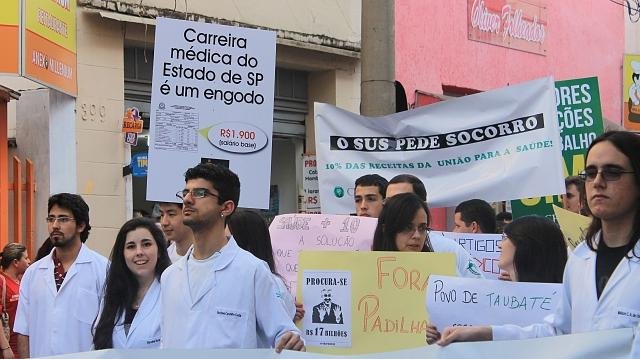 Estudantes e profissionais fazem passeata por melhorias na saúde