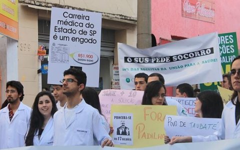 Estudantes e profissionais fazem passeata por melhorias na saúde