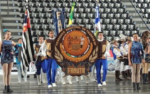 Famuta toca hino em homenagem ao Corinthians