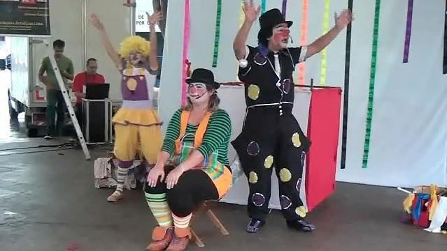Truões divertem público na Praça Dom Epaminondas