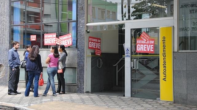 Bancos entram em greve e paralisam atendimentos