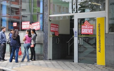 Bancos entram em greve e paralisam atendimentos