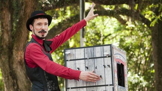 Teatro de caixa encerra mostra teatral do Sesc