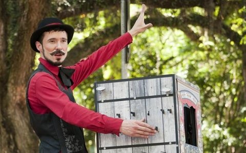Teatro de caixa encerra mostra teatral do Sesc 