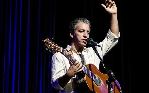 Luís Perequê se apresenta na Praça Dom Epaminondas 