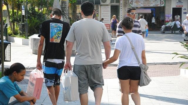 Lojas tem horário especial para atender consumidor