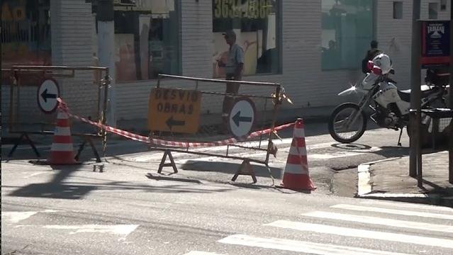 Obras da Sabesp interditam vias do Centro