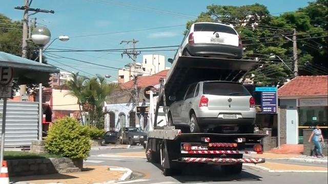 Veículos sem credencial são guinchados