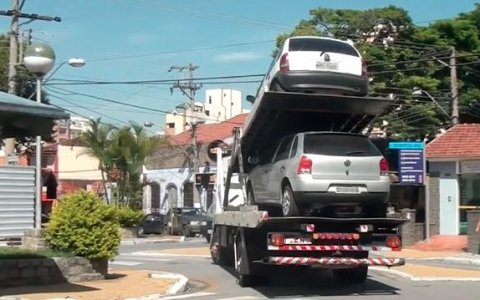 Veículos sem credencial são guinchados