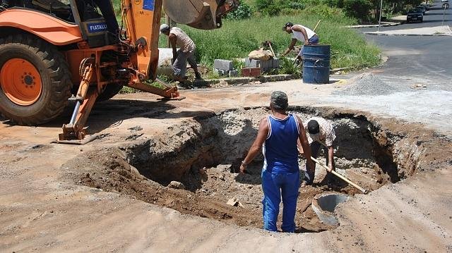 Cratera abre em avenida do Três Marias