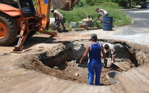 Cratera abre em avenida do Três Marias