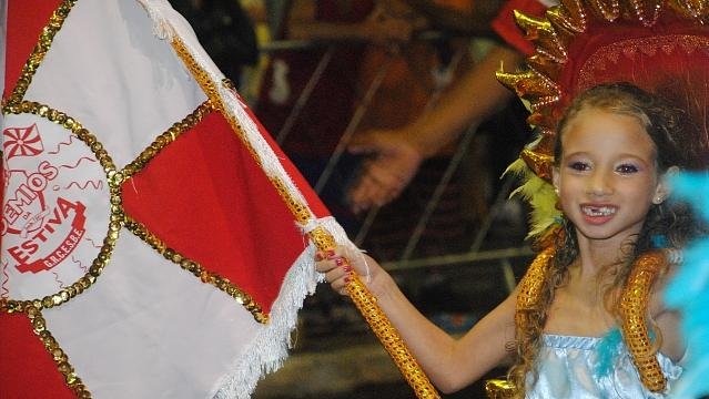 Bicampeã, Estiva presta homenagem ao E.C. Taubaté 