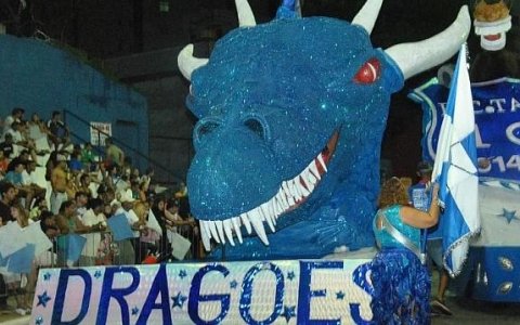 Desfile do Bloco Dragões Alvi-Azul