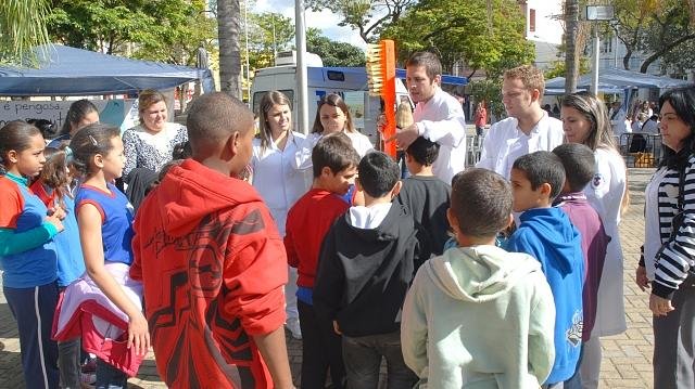 Gurilândia recebe Unitau na Praça 