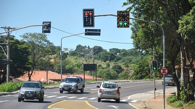 Prefeitura implanta Semáforos na Oswaldo Cruz 