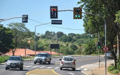 Prefeitura implanta Semáforos na Oswaldo Cruz 