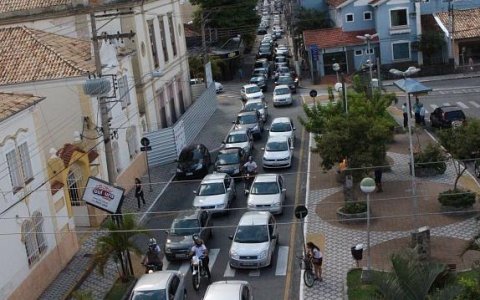 Obras de recapeamento geram congestionamento na regão central