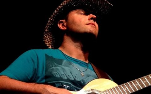 Junior da Viola se apresenta no Violando Conceitos