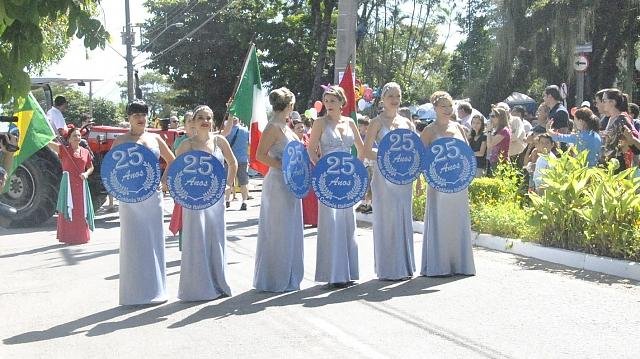 Desfile de Quiririm apresenta os 25 anos da Festa Italiana