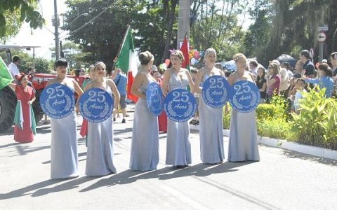 Desfile de Quiririm apresenta os 25 anos da Festa Italiana