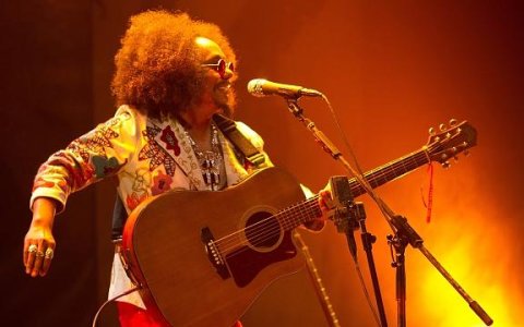 Sesc Taubaté recebe show de Chico César