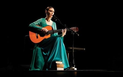 Sesc Taubaté recebe show de Adriana Calcanhoto