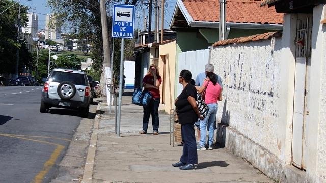 Pontos de ônibus: Taubateanos sofrem com falta de abrigos e acentos