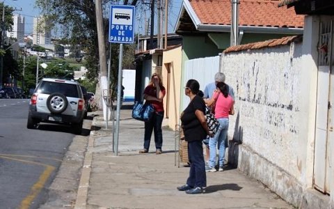 Pontos de ônibus: Taubateanos sofrem com falta de abrigos e acentos