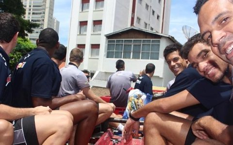 Campeões: Vôlei Taubaté desfila em carro aberto pela cidade