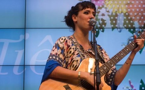 Cantora Tiê é destaque no Sesc Taubaté