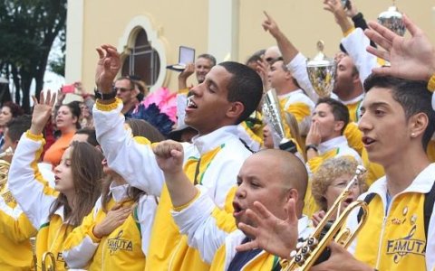 É campeã: Famuta desfila com troféus conquistados na Europa
