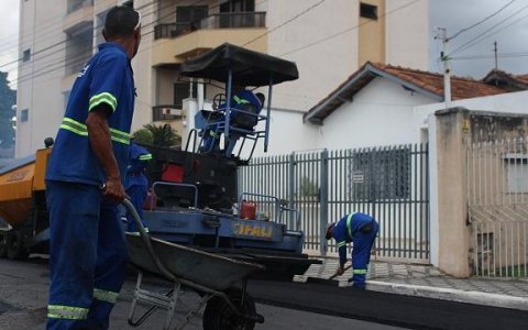 Ruas da região central recebem recuperação asfáltica