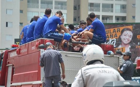 Vôlei Taubaté desfila em carro aberto após título do Paulista