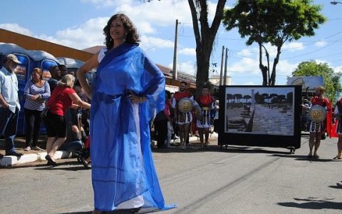 Desfile da imigração é destaque no último dia da Festa de Quiririm 