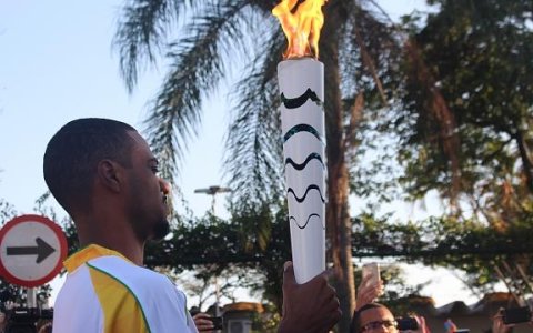 Público acompanha passagem da chama olímpica