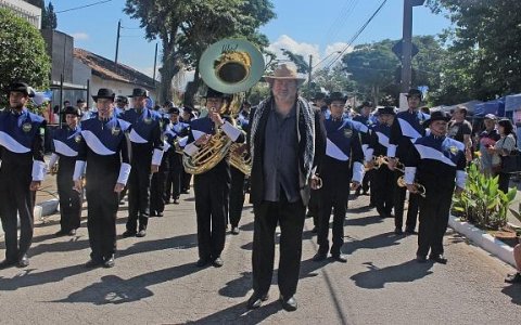 Desfile da imigração abre último dia da 28ª Festa de Quiririm