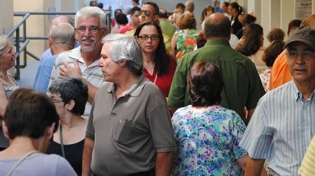 Prefeituráveis votam pela manhã