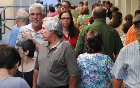 Prefeituráveis votam pela manhã