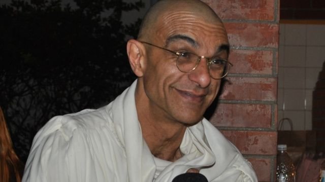 Ideias de Gandhi sobre liderança e paz são interpretadas pelo ator João Signorelli