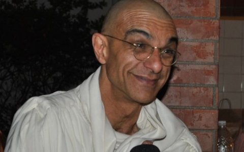 Ideias de Gandhi sobre liderança e paz são interpretadas pelo ator João Signorelli