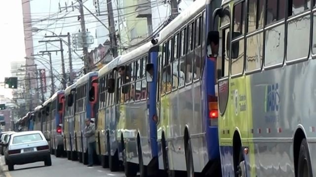 Motoristas da ABC fazem operação tartaruga