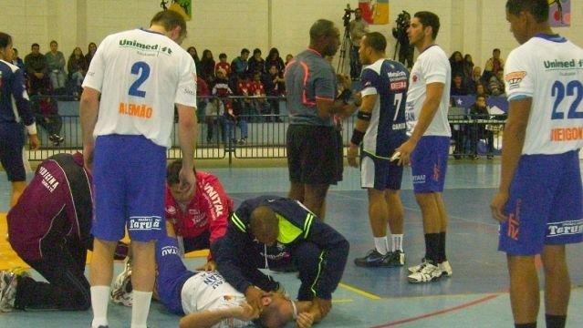 Handebol - Jogador sofre lesão e partida é cancelada