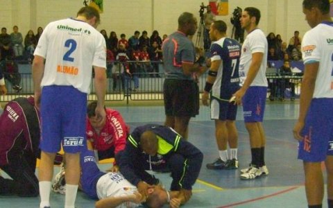 Handebol - Jogador sofre lesão e partida é cancelada