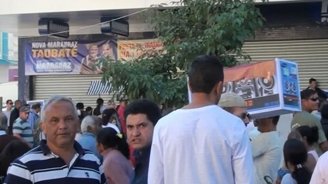 Loja é reinaugurada um ano após incêndio