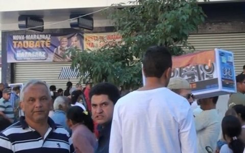 Loja é reinaugurada um ano após incêndio