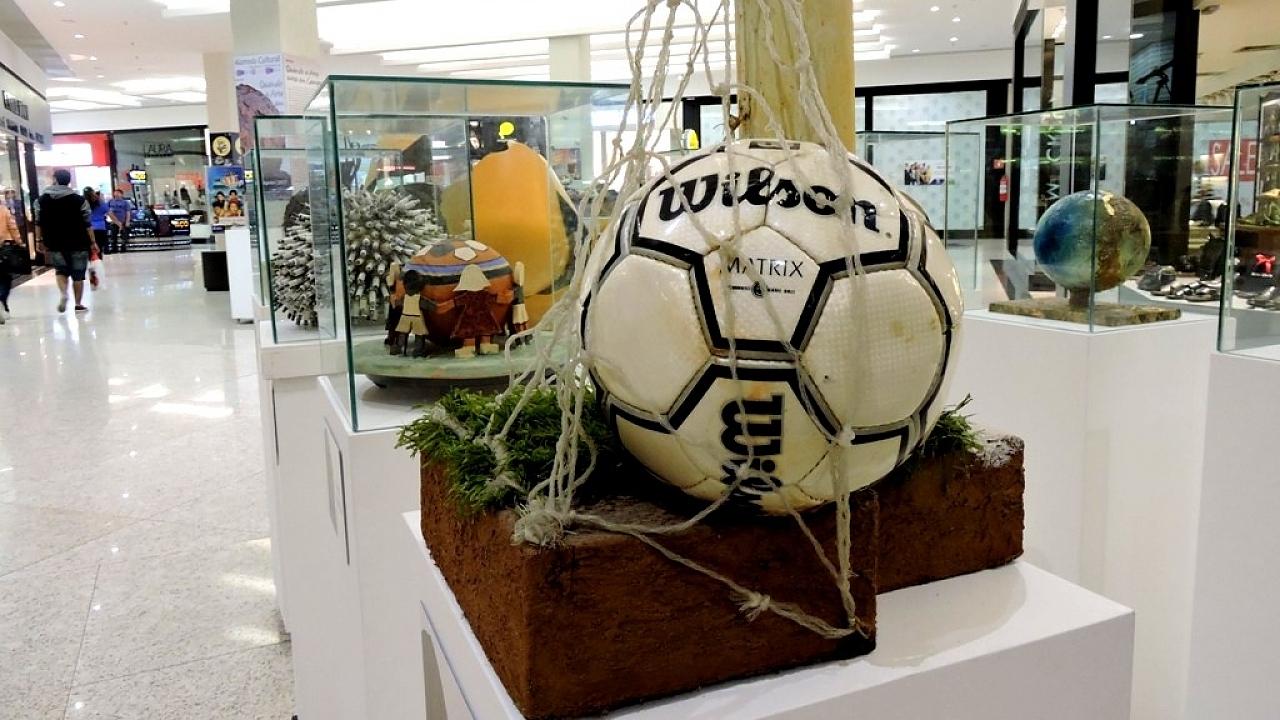 Exposição sobre o futebol é destaque em shopping da cidade