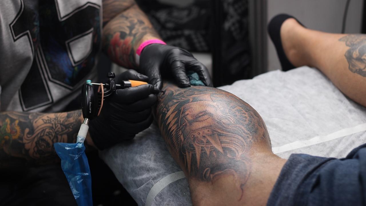 Feira reúne mais de 100 tatuadores em shopping de Taubaté 