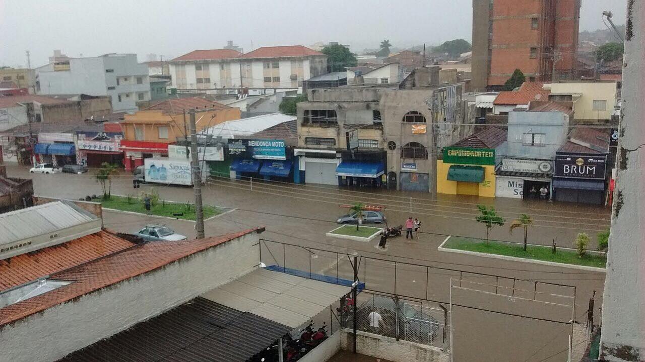 Chuva em Taubaté causa alagamento e estragos