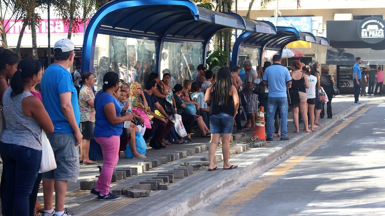 Obras na região central mudam itinerário de ônibus e passageiros são surpreendidos