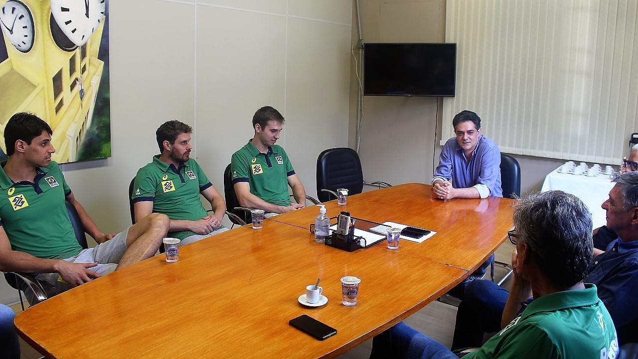 Seleção Brasileira visita prefeitura de Taubaté e Renan comenta convocação